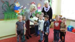 Pamiątkowe zdjęcie z p. wicedyrektor Justyną Rabiegą - wychowawczynią klasy II